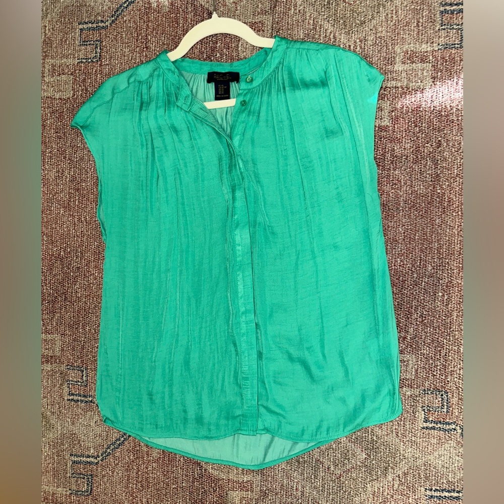 Rachel Roy silky flowy sleeveless button down top blouse in Kelly green